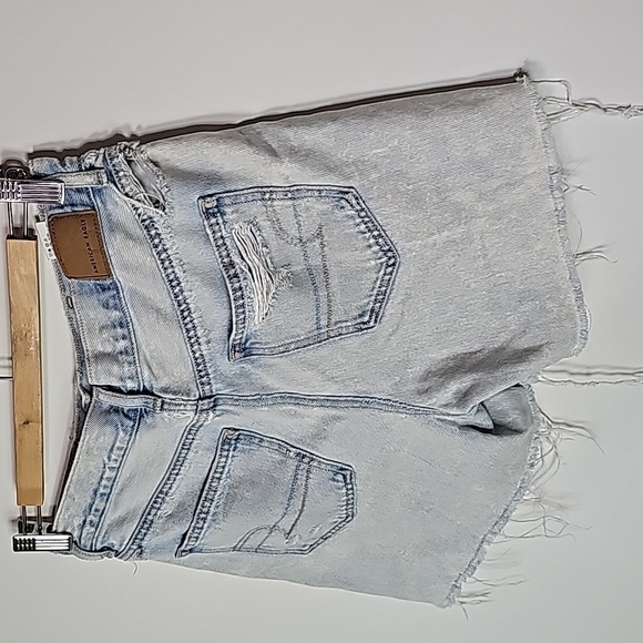 American Eagle light wash distressed style size 2 mom high rise jean shorts - Picture 3 of 7